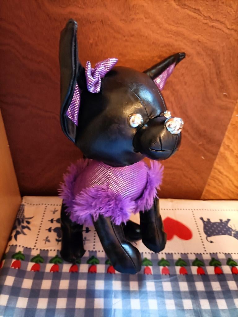 Chihuahua knuffel zwart met paarse jas 25 cm breed, Ophalen of Verzenden, Zo goed als nieuw, Overige typen