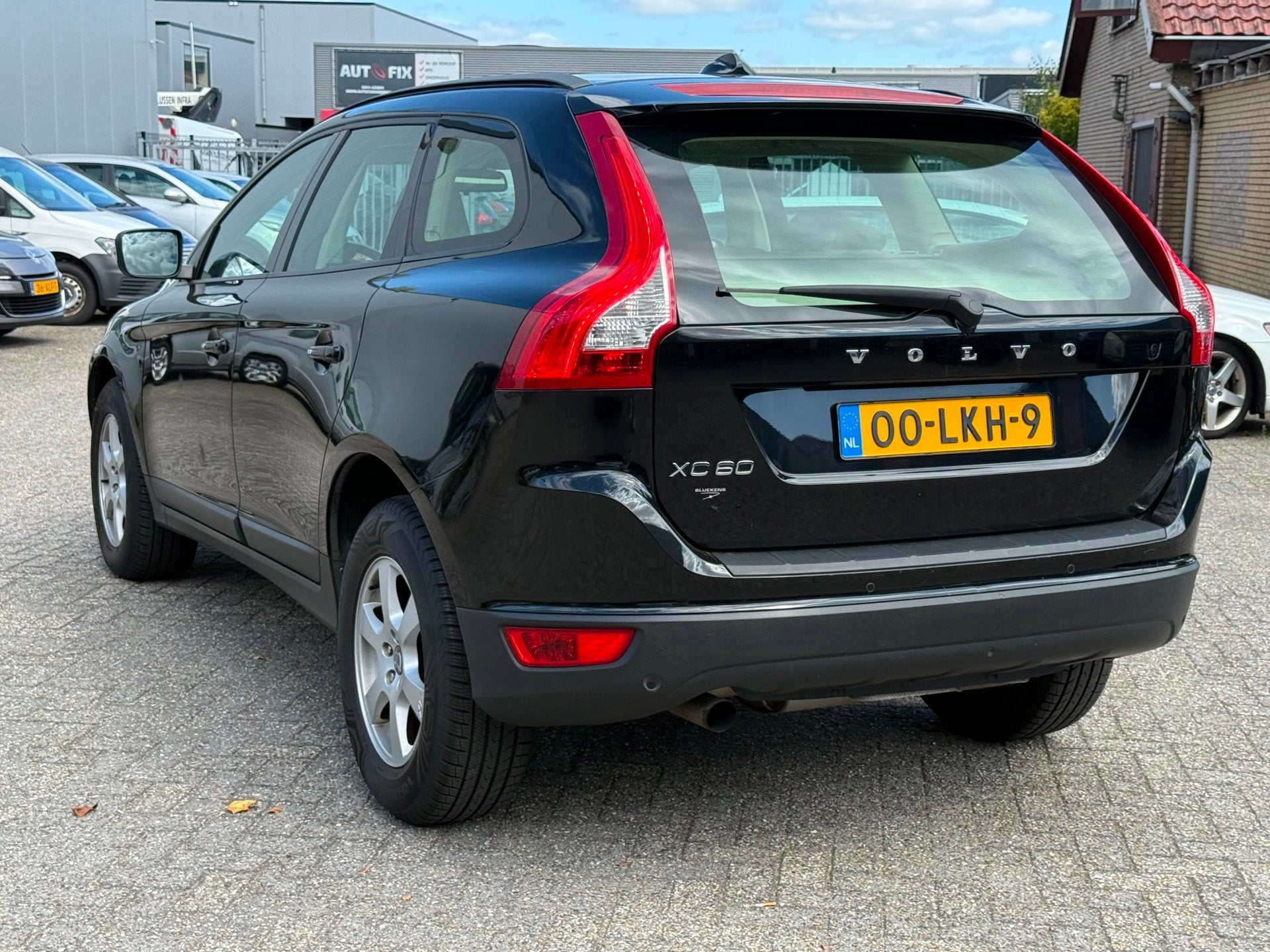 Volvo XC60 2.4D Kinetic PANO/NAVI INRUILKOOPJE!, Leder en Stof, Zwart, Bedrijf, Onderhoudsboekje
