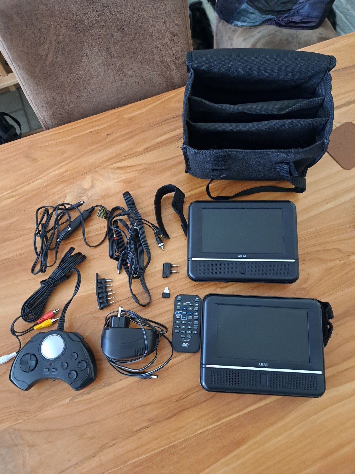 Akai Draagbare DVD-speler met dubbel scherm en accessoires, Audio, Tv en Foto, Gebruikt, Draagbaar, Ophalen of Verzenden, Overige merken