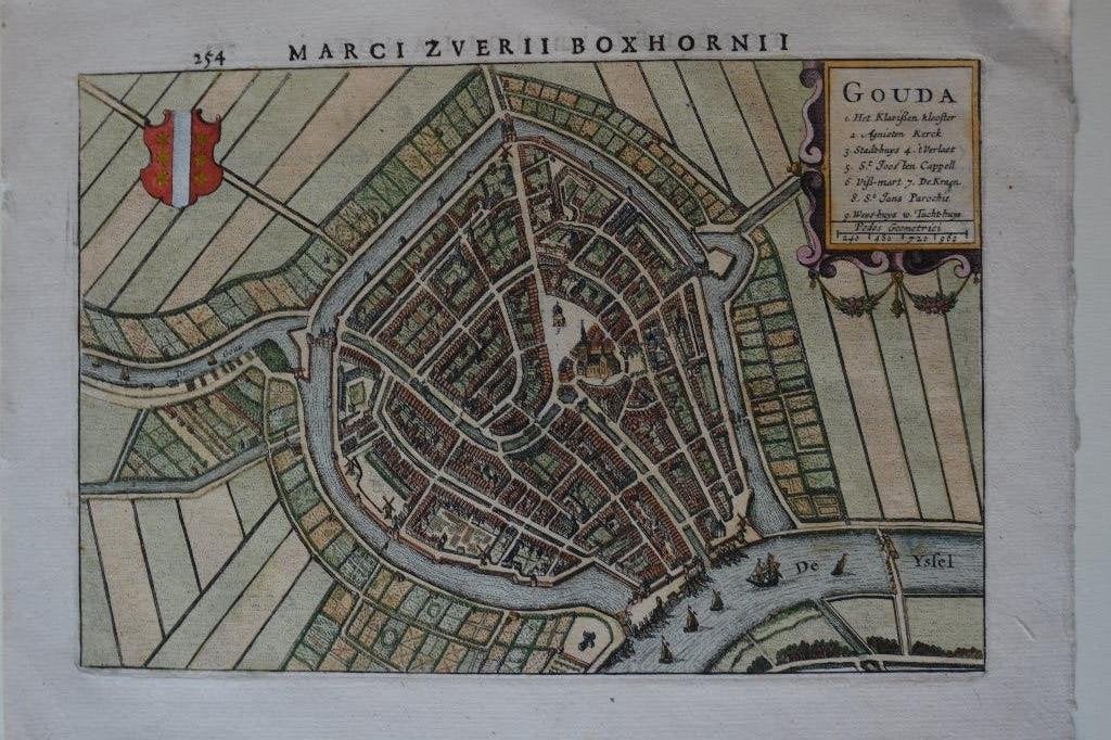 GOUDA Handgekleurde plattegrond gravure 1732 BOXHORNII E3, Boeken, Atlassen en Landkaarten, Gelezen, Verzenden, Voor 1800, M. Z. Boxhornius