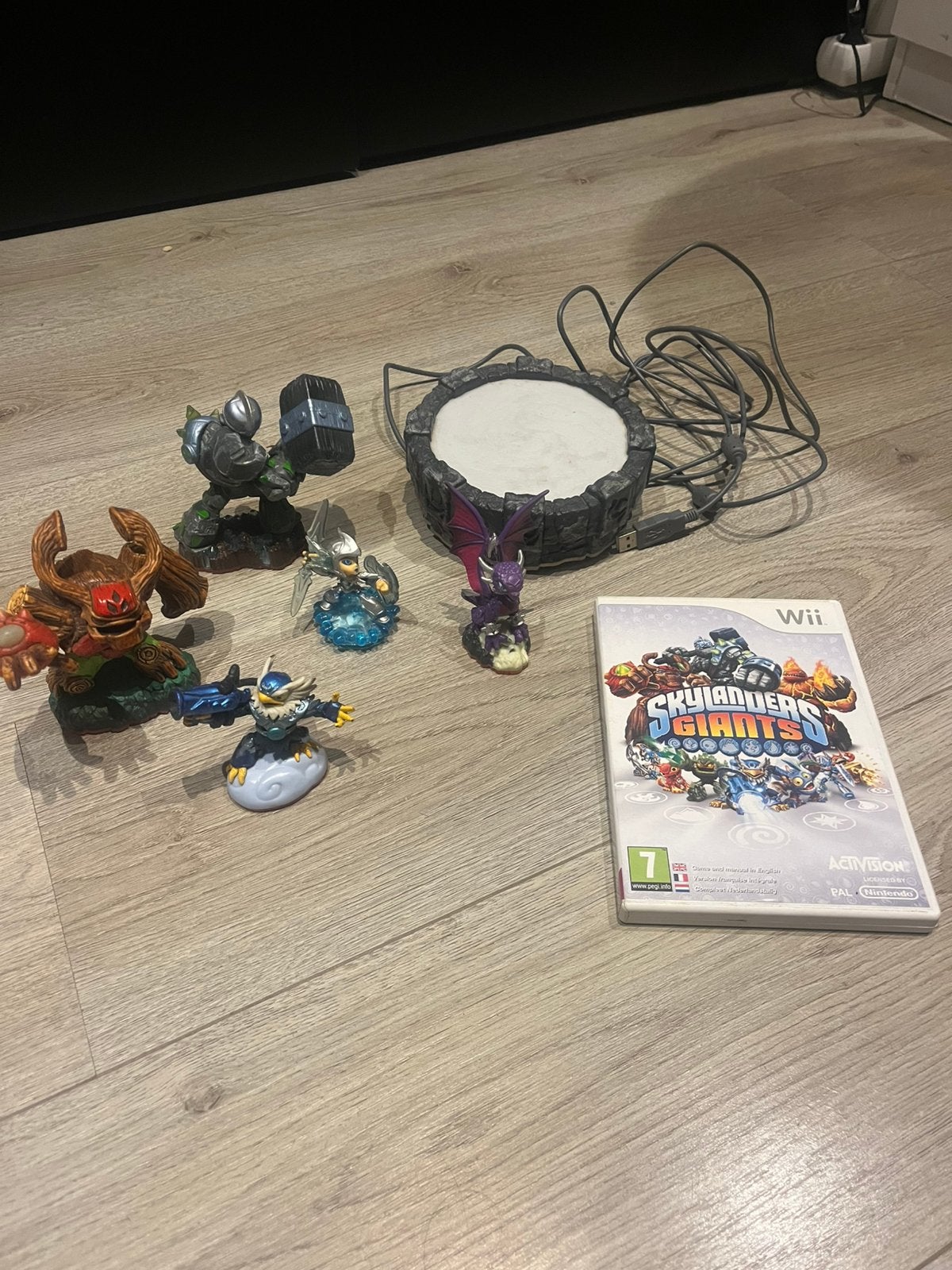 Skylanders met portal en figuren / poppetjes, Spelcomputers en Games, Avontuur en Actie, 2 spelers, Ophalen of Verzenden, Zo goed als nieuw
