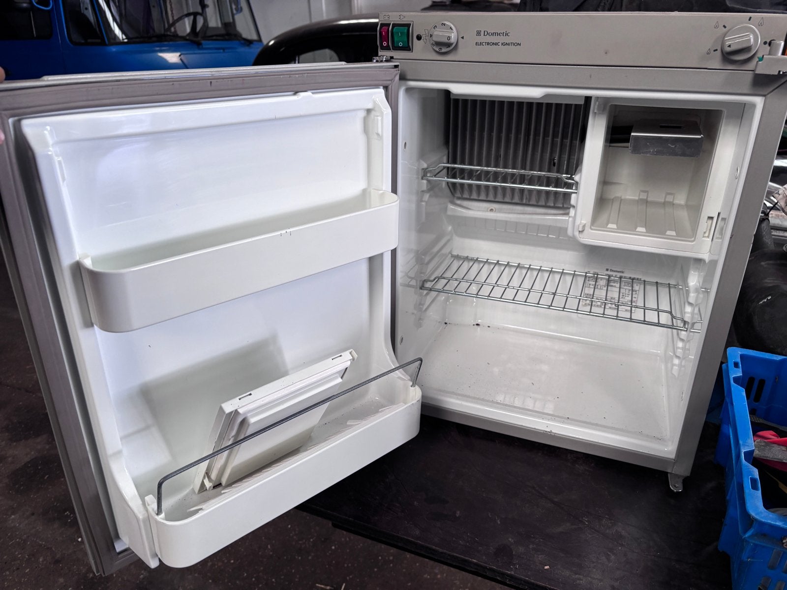 Dometic Koelkast - Gedemonteerd uit camper, werking onbekend, Minder dan 75 liter, Niet werkend, 45 tot 60 cm, Met vriesvak
