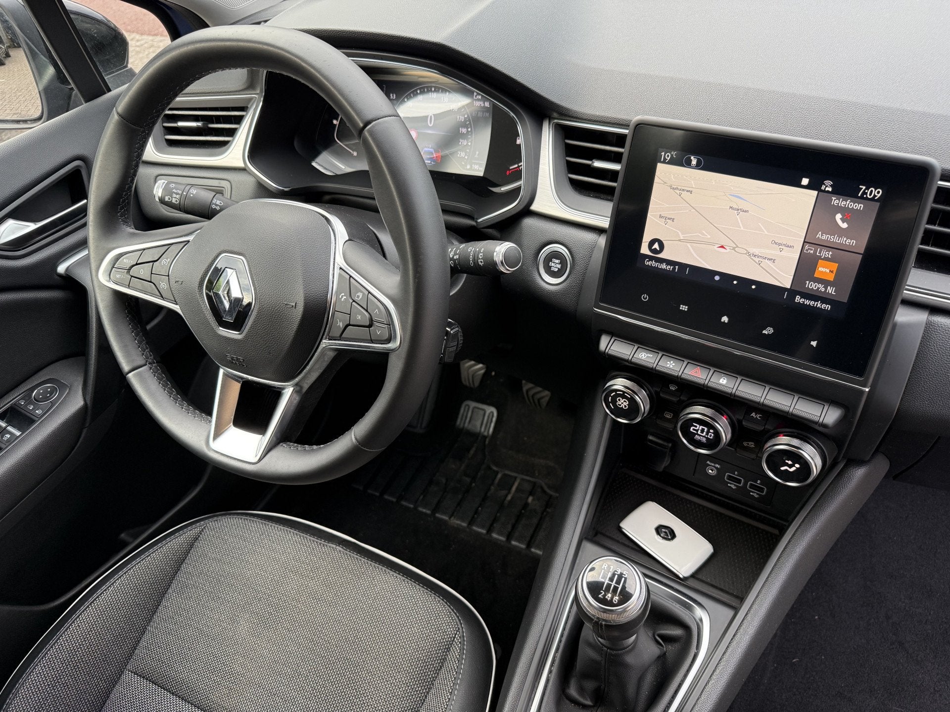Renault Captur 1.0 TCe 90 Intens, Camera | Navi & CarPlay, Auto's, Gebruikt, Euro 6, Blauw, Leder en Stof