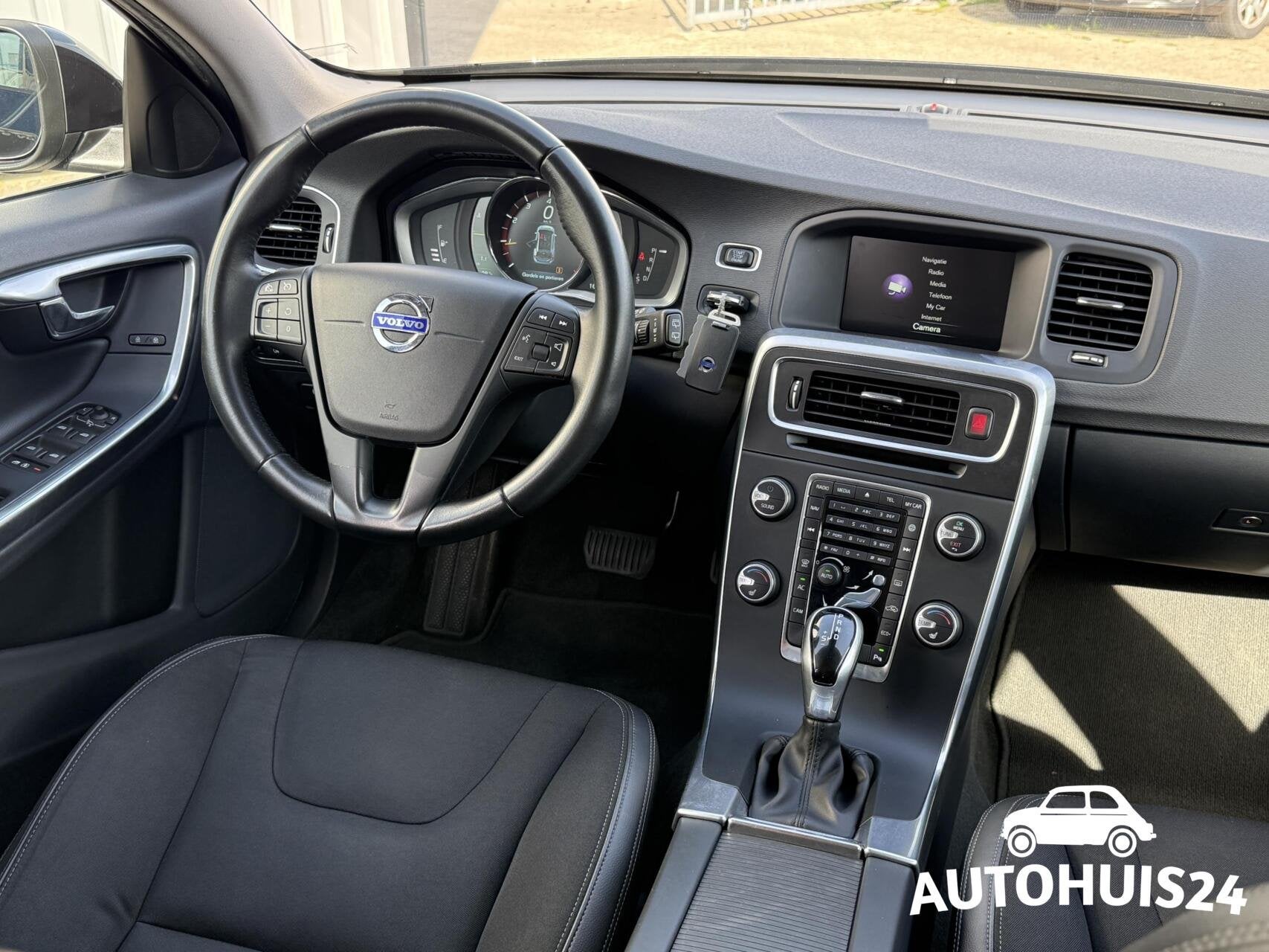 Volvo V60 2.0 T4 190pk Automaat bj2016 Xenon|Navi|Trekhaak|G, Auto's, Volvo, Gebruikt, Leder en Stof, Zwart, 1600 kg