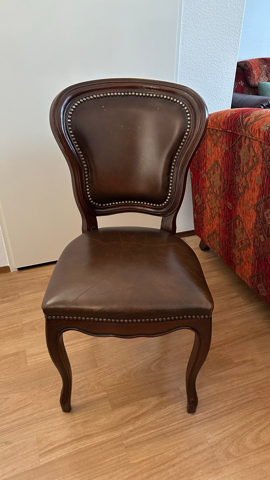 Set van 4 klassieke eetkamerstoelen, donkerbruin leer, Antiek en Kunst, Ophalen