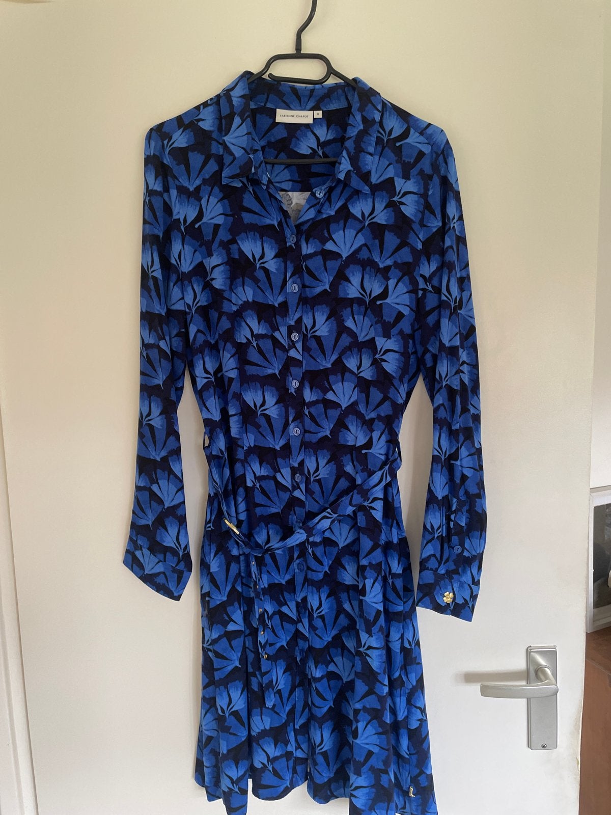 Blauwe jurk met bladprint en ceintuur merk fabienne chapot, Maat 38/40 (M), Blauw, Ophalen of Verzenden, Zo goed als nieuw