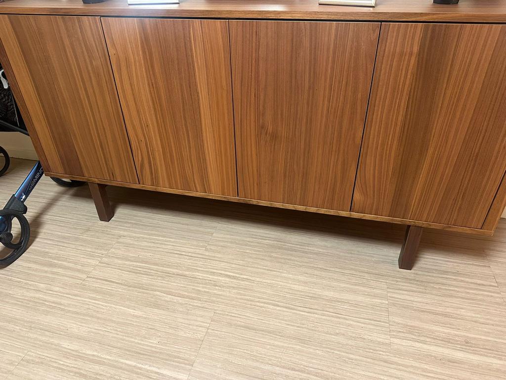 Stijlvol dressoir van notenhout met 4 deuren, Huis en Inrichting, Kasten | Dressoirs, Ophalen, 150 tot 200 cm, Zo goed als nieuw