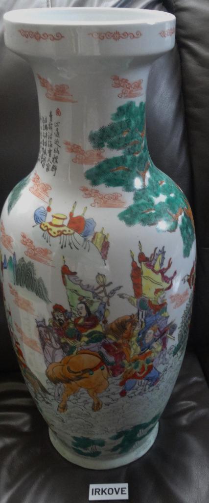 GROTE CHINESE VAAS MET KRIJGERS * Kleurig *, Ophalen of Verzenden