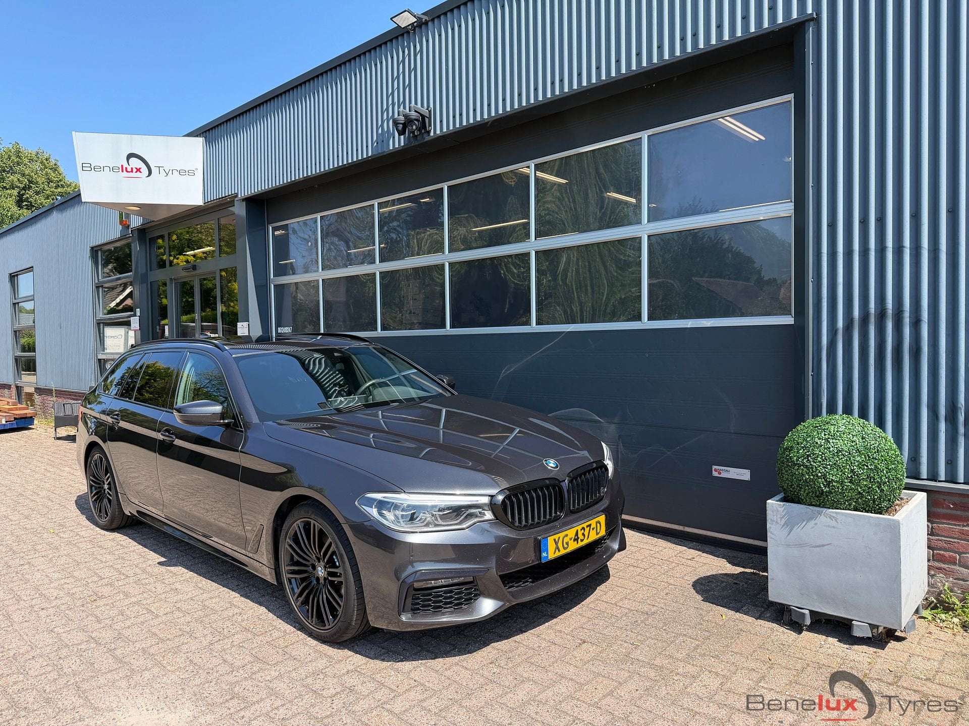BMW 520  520i M-sport High Executive Panorma Aut Touring 184, Automaat, Zwart, 181 pk, 93 €/maand