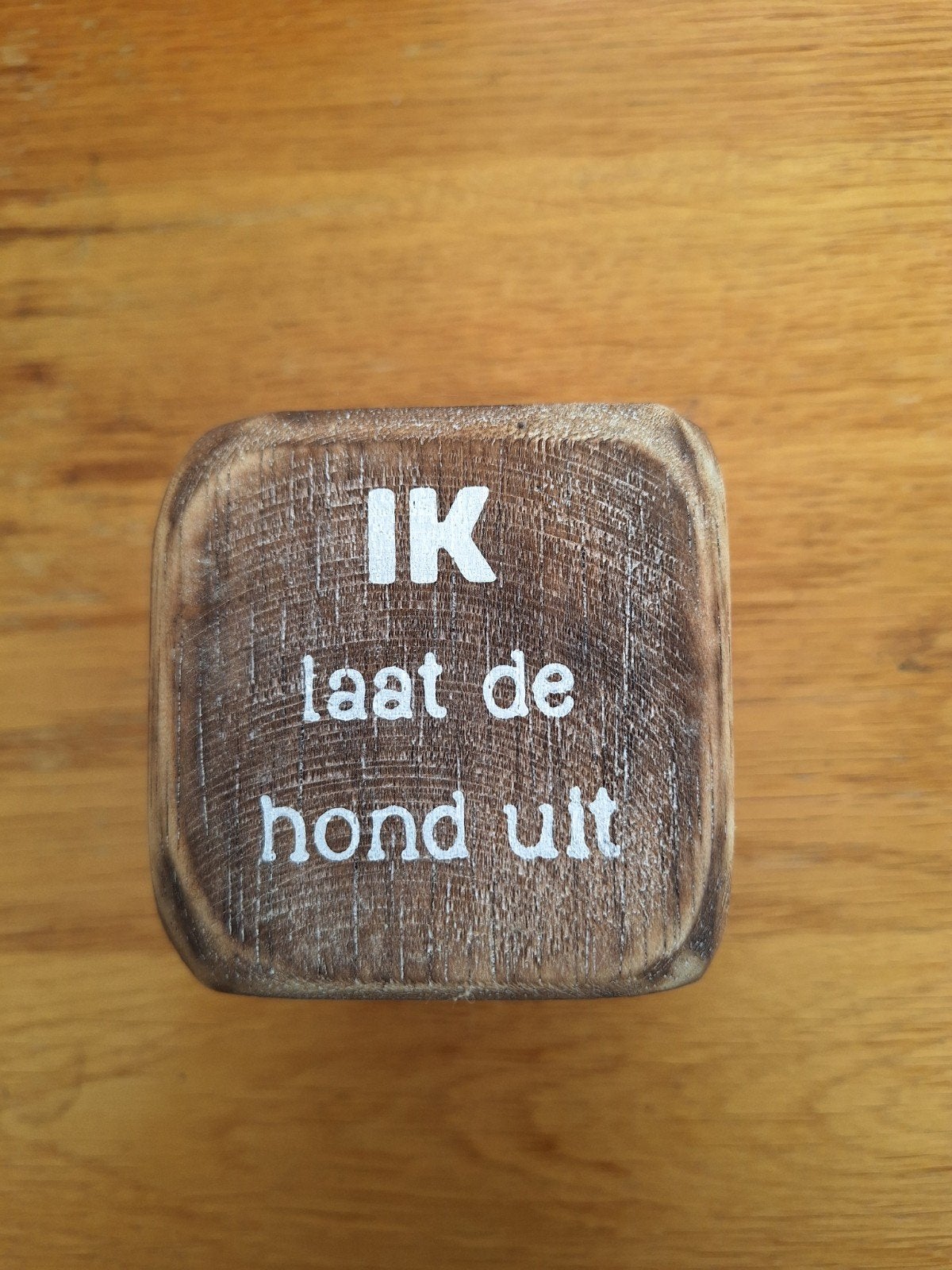 Houten dobbelsteen 'Wie laat de hond uit?', Ophalen of Verzenden, Gebruikt, Bruin, Hout
