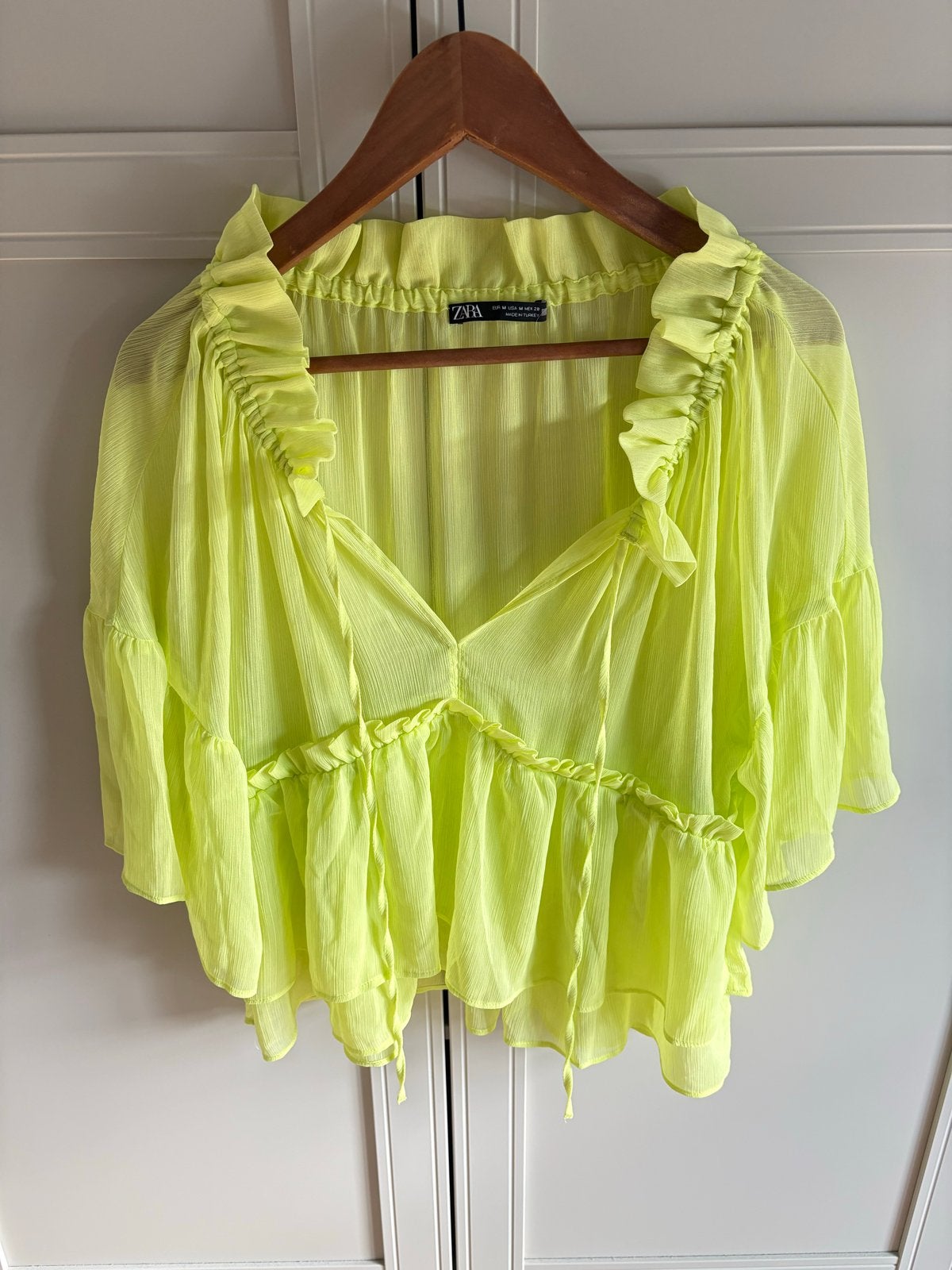 Zara Neon Gele Blouse met Ruches - Maat M, Kleding | Dames, Maat 38/40 (M), Geel, Ophalen of Verzenden, Zo goed als nieuw
