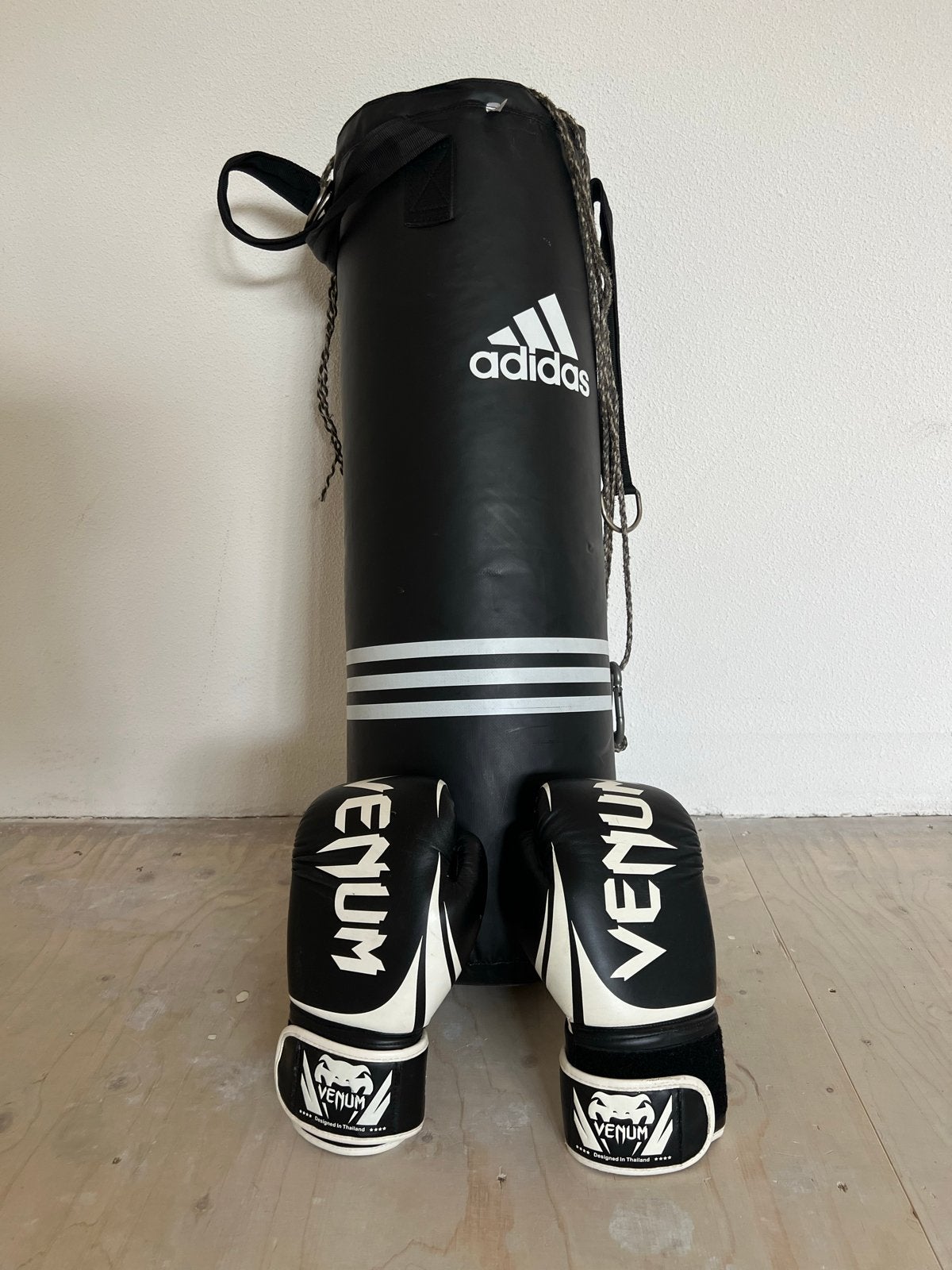 Adidas Bokszak met Venum Bokshandschoenen (12 oz), Sport en Fitness, Boksen, Ophalen, Gebruikt, Bokszak