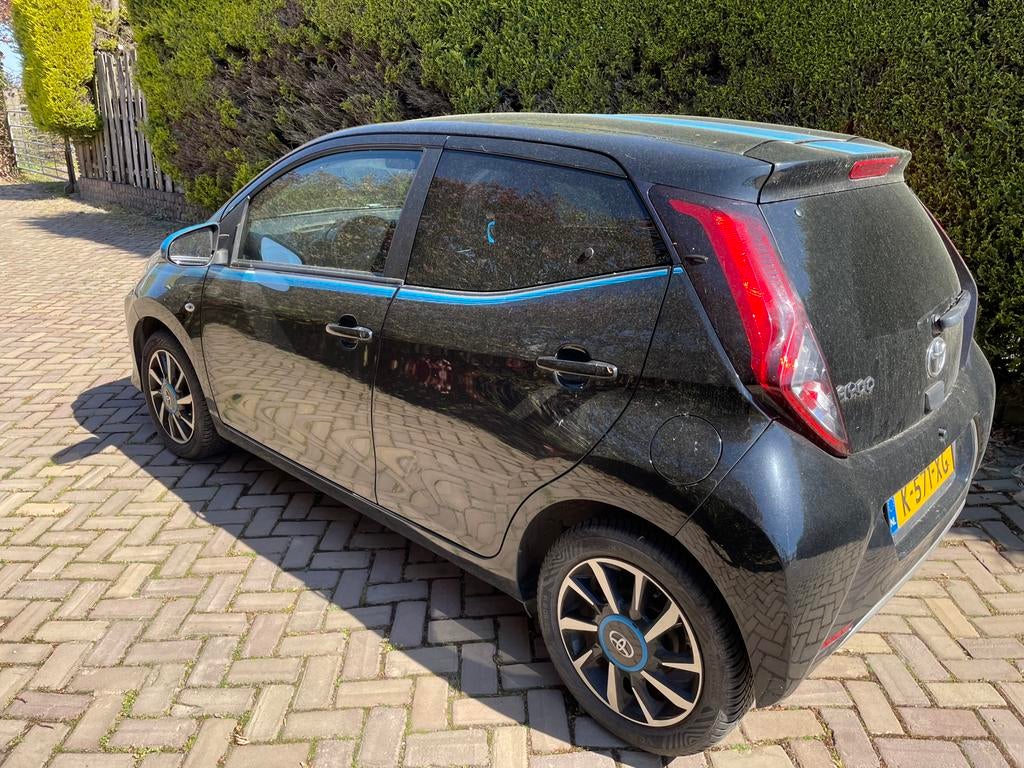 Toyota Aygo 1.0 Vvt-i 72pk 5D 2018 Zwart, Voorwielaandrijving, 4 stoelen, Leder en Stof, Zwart