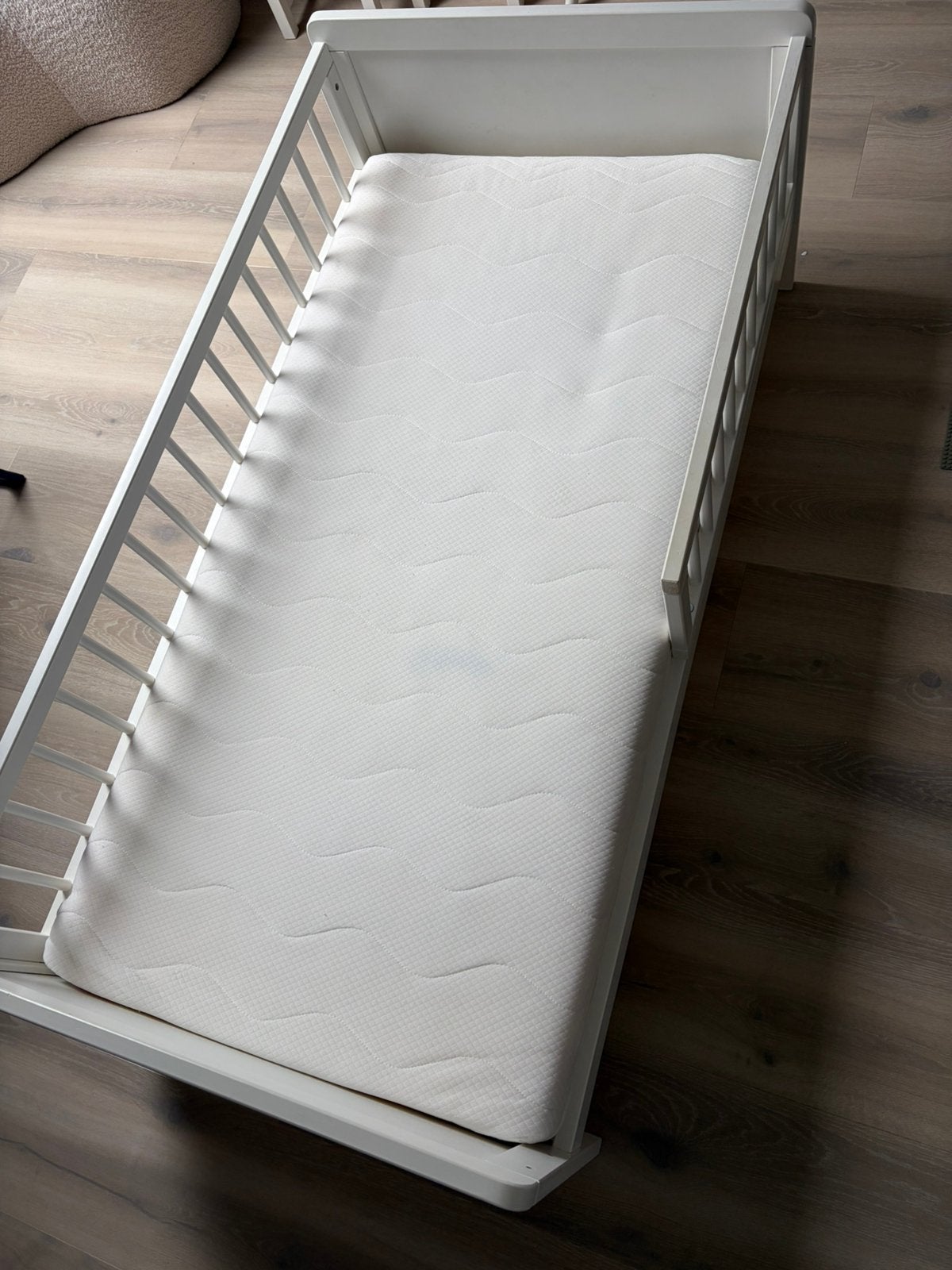 Wit houten peuterbed van Petit Amélie, Kinderen en Baby's, Kinderkamer | Bedden, Ophalen, Gebruikt, 140 tot 160 cm, Matras