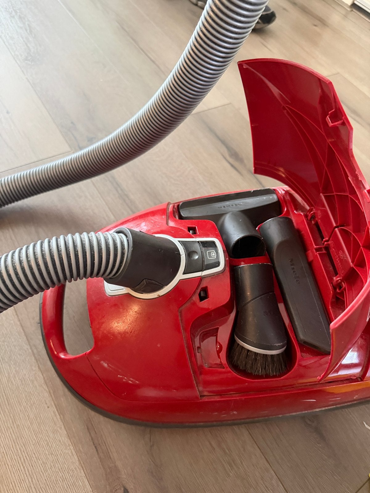 Miele stofzuiger met stofzak – werkt goed, Witgoed en Apparatuur, Stofzuigers, Ophalen, Zo goed als nieuw