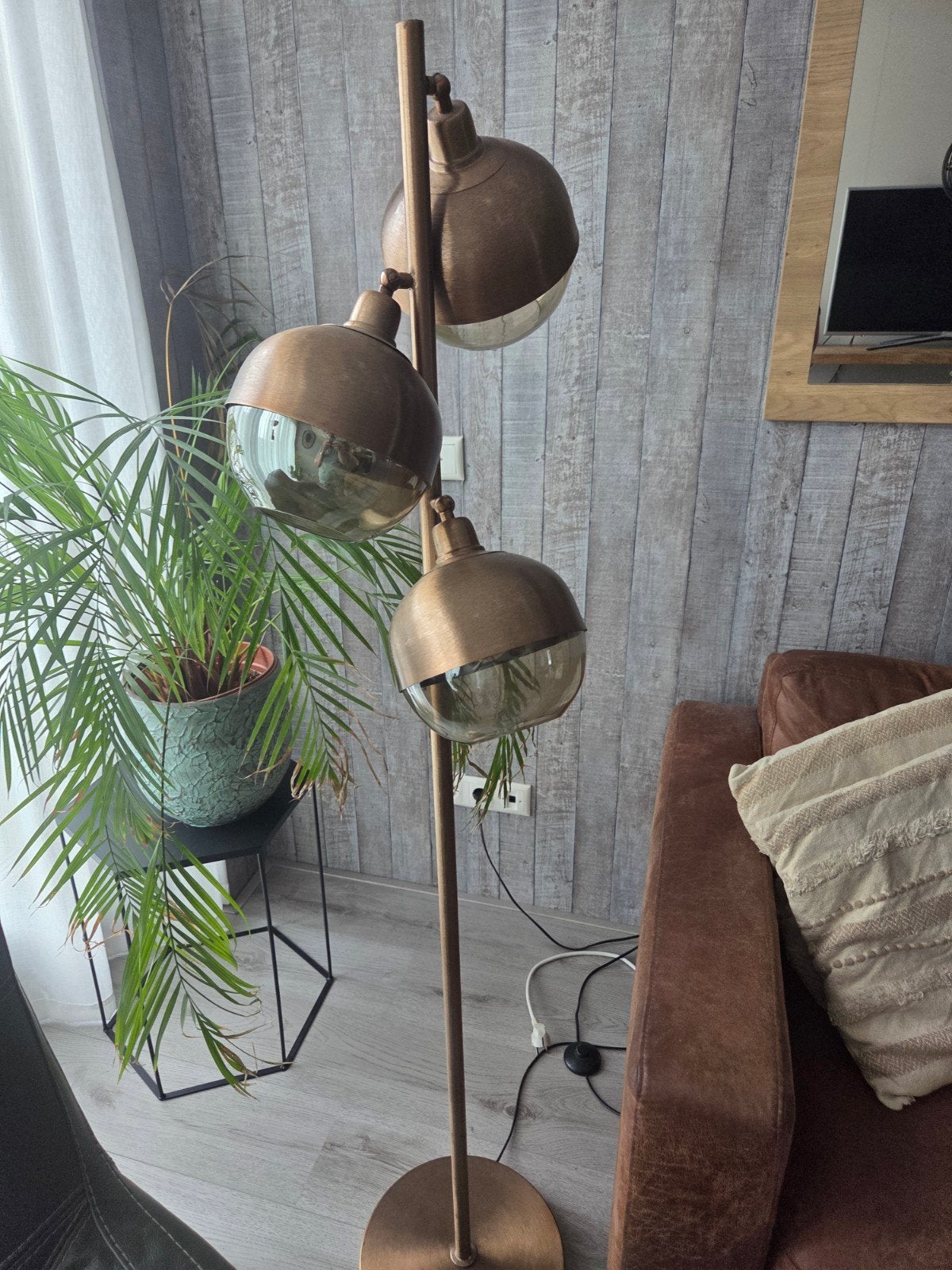 Stijlvolle bronzen vloerlamp met 3 glazen bollen, Ophalen, Modern, Industrieel, E14 (klein), Zo goed als nieuw