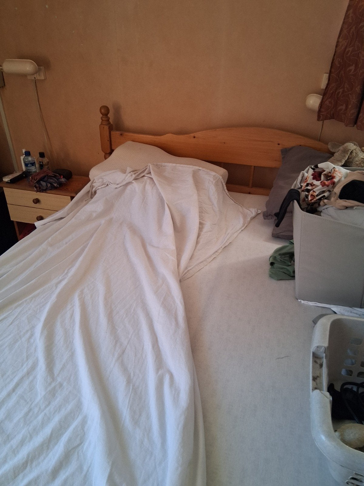 Houten tweepersoonsbed met lattenbodem, Huis en Inrichting, Slaapkamer | Bedden, Ophalen, Gebruikt, Bruin, Klassiek