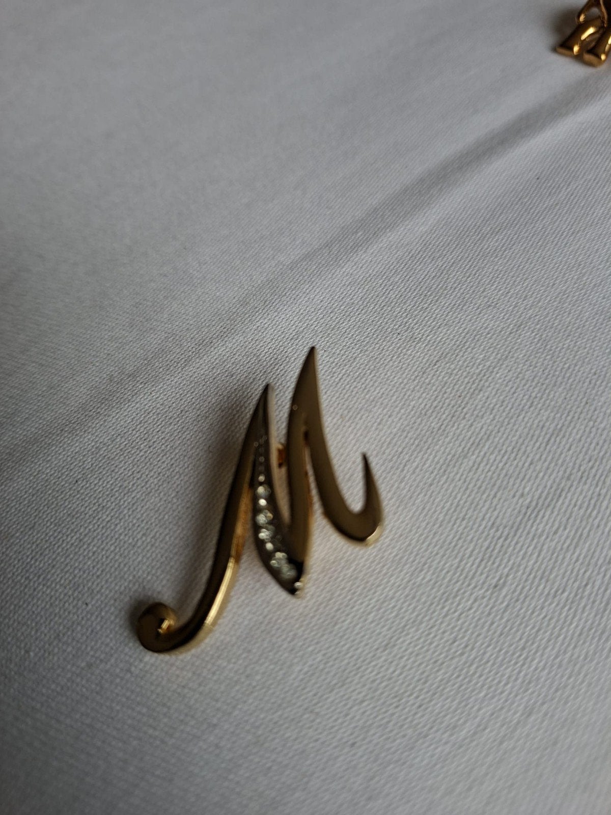 Broche met letter M, Ophalen of Verzenden