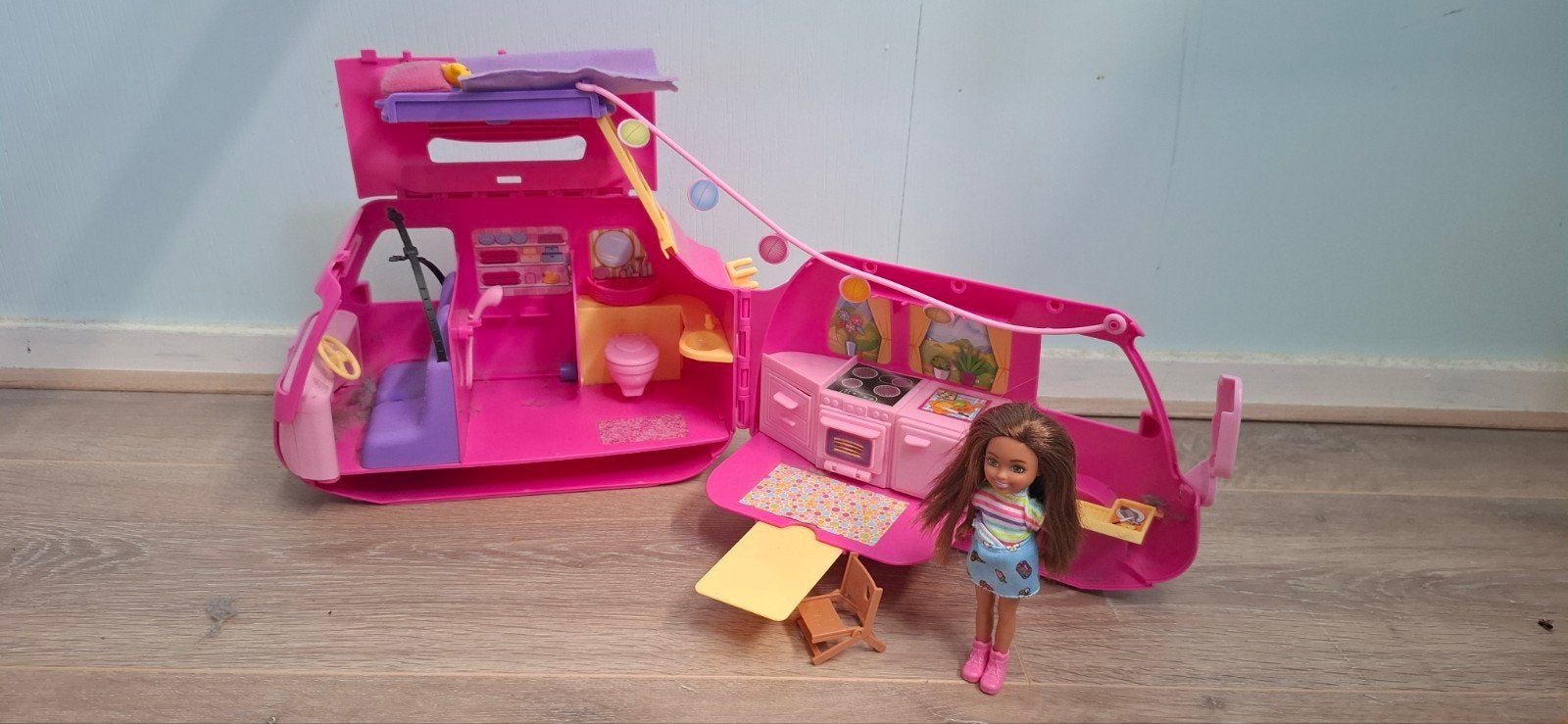 Barbie camper bus + pop+ accessoires, Ophalen, Zo goed als nieuw