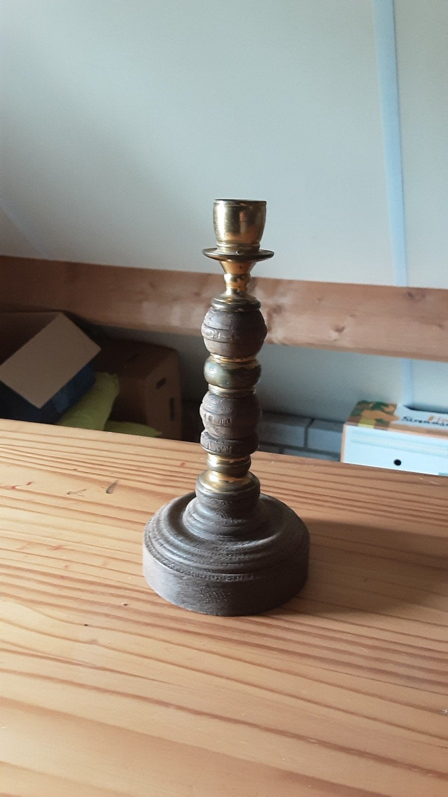 Gedraaide houten kaarsenstandaard met messing accenten, Antiek en Kunst, Ophalen of Verzenden