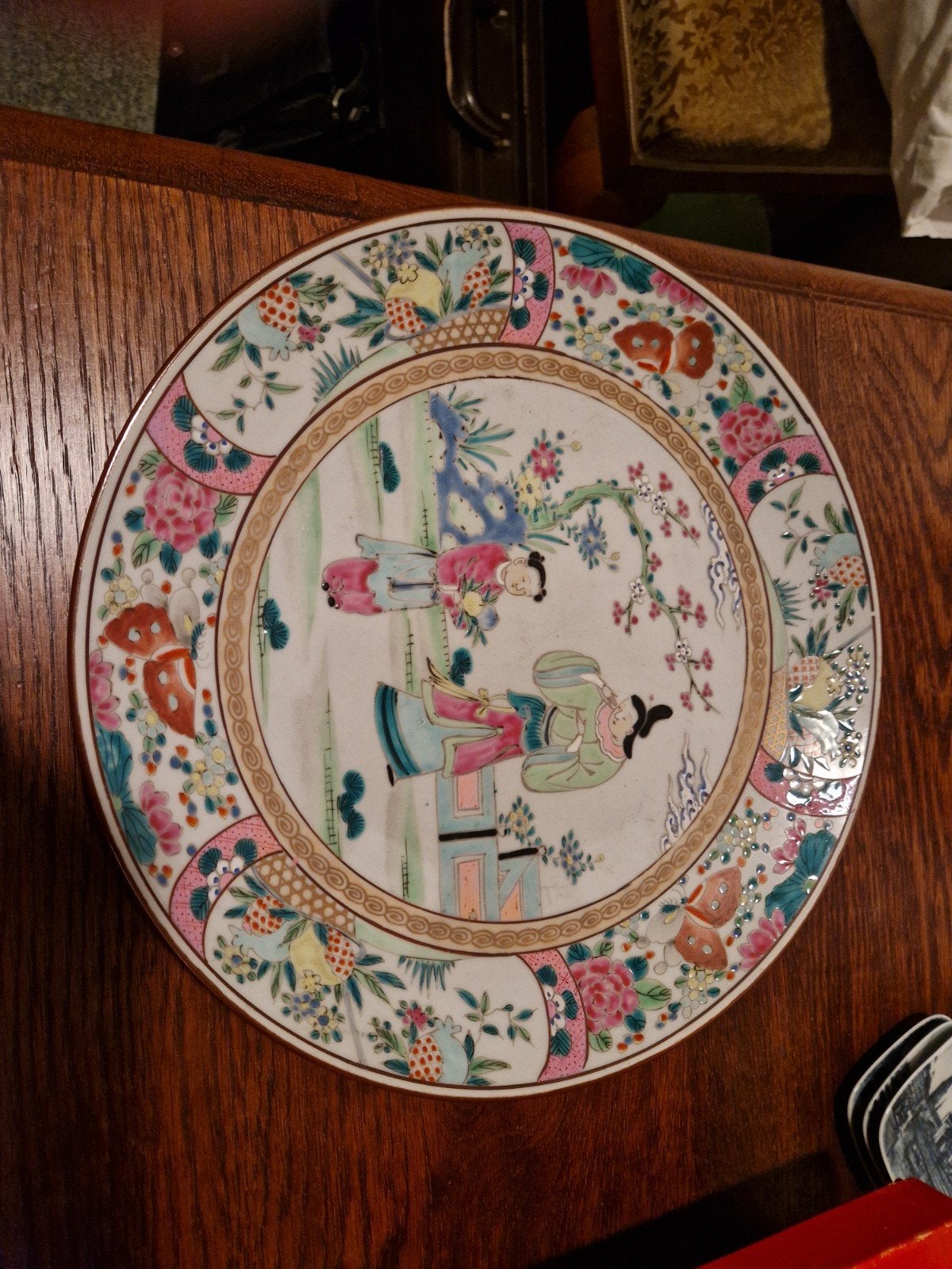 Antiek Chinees porseleinen bord met figuren en bloemen, Ophalen of Verzenden