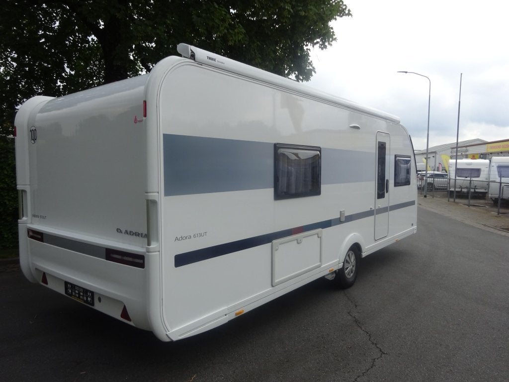 Adria Adora 613 UT GERESERVEERD, Caravans en Kamperen, Schokbreker, Rondzit, Bedrijf, Adria