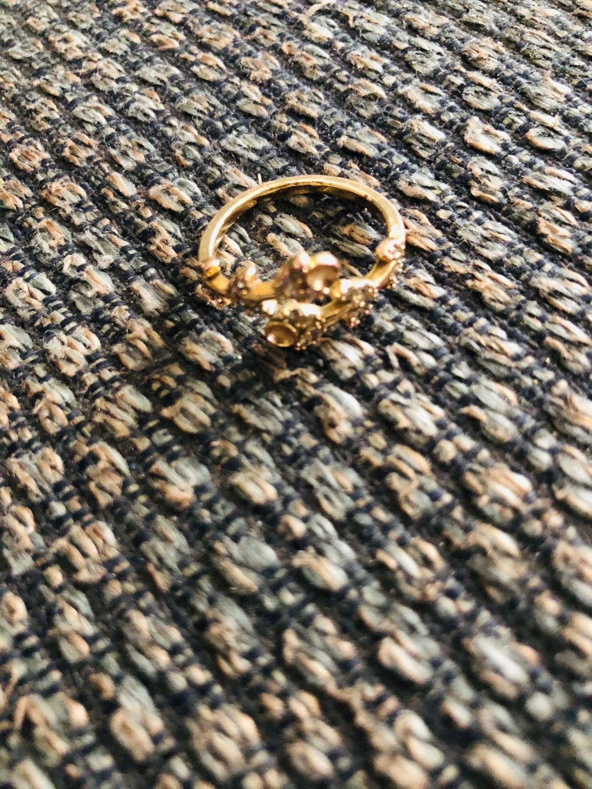 Gouden ring met bloemmotief en steentjes, Sieraden, Tassen en Uiterlijk, Ringen, Met kristal, Gebruikt, Ophalen of Verzenden, 17 tot 18