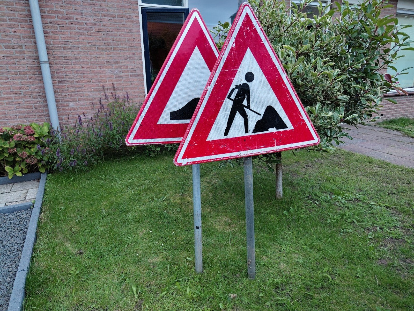 Twee verkeersborden, Ophalen