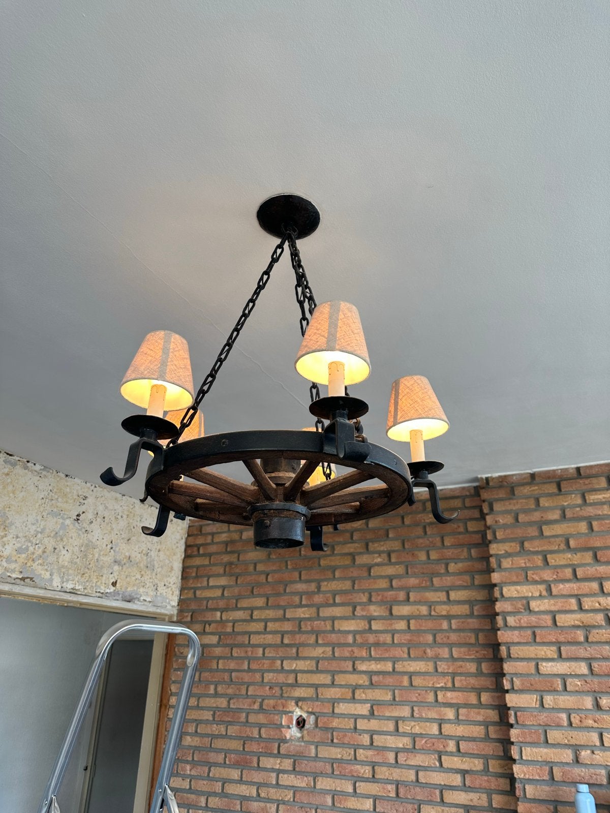 Rustieke kroonluchter met wagenwiel design, Huis en Inrichting, Verzenden, Gebruikt, Hout, E14 (klein)