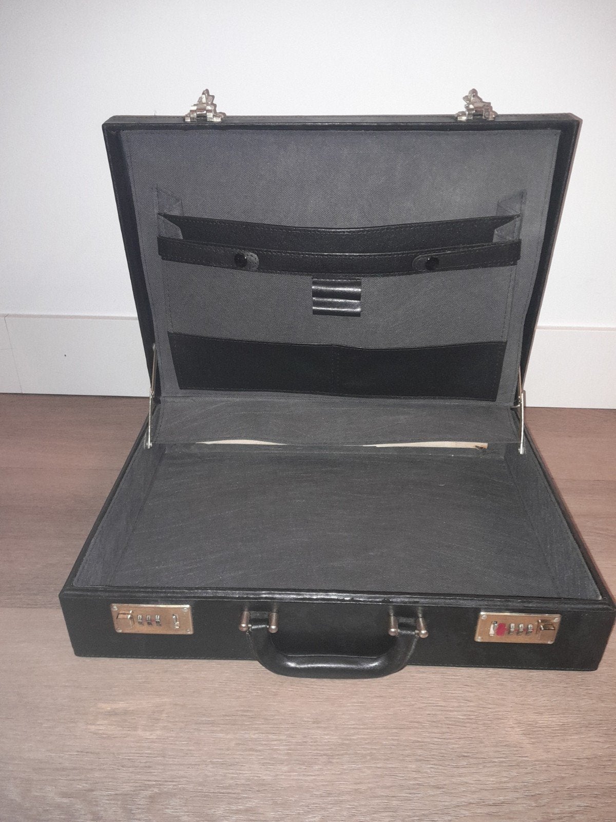 Kunstlederen attachekoffer, Sieraden, Tassen en Uiterlijk, Koffers, Ophalen of Verzenden, Hard kunststof, Minder dan 50 cm, Minder dan 35 cm