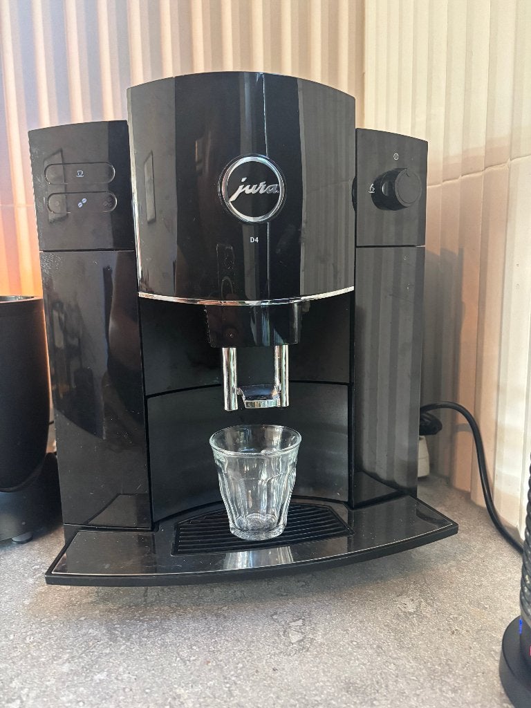 Jura D4 in topstaat, 10 kopjes of meer, Ophalen, Zo goed als nieuw, Koffiemachine