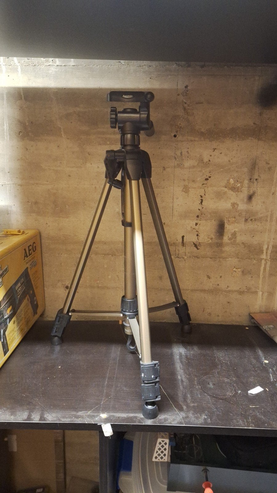 Hama camerastatief met waterpassen en stabilisatiehaak, Ophalen of Verzenden, Gebruikt, 150 tot 175 cm, Driepoot