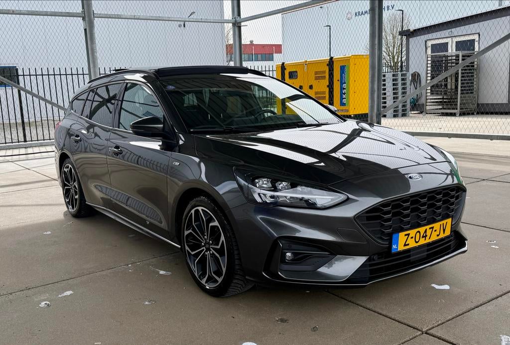 Ford Focus 1.5 ST-Line 150pk Aut. PANO, Trekhaak, 1345 kg, Zwart, 14 km/l, Stationwagon