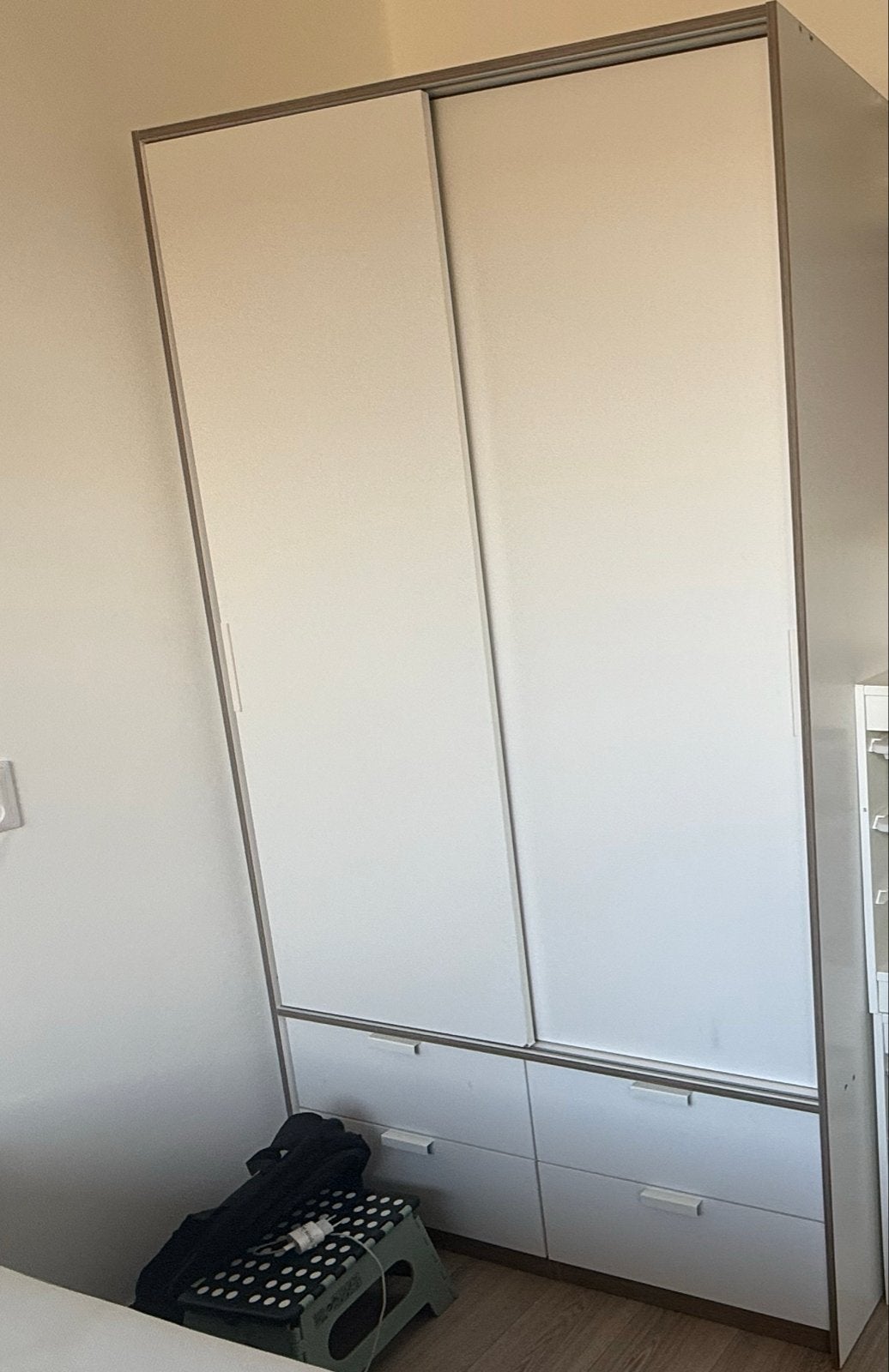 Witte IKEA kast met schuifdeuren en lades - opknapper, Huis en Inrichting, Ophalen, Gebruikt, 100 tot 150 cm, 200 cm of meer