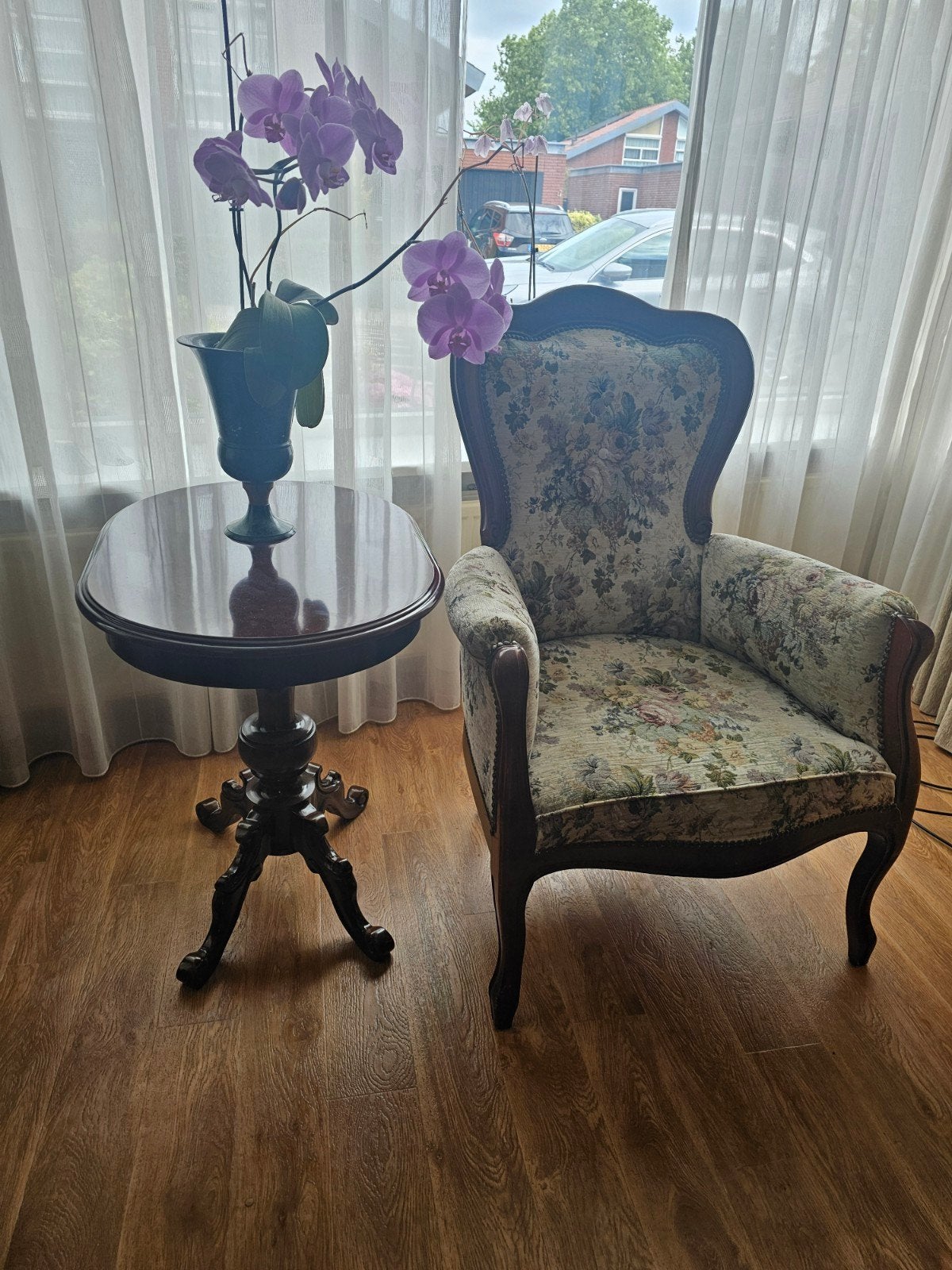 Brocante stoel en bijzettafel in notenhout, Ophalen