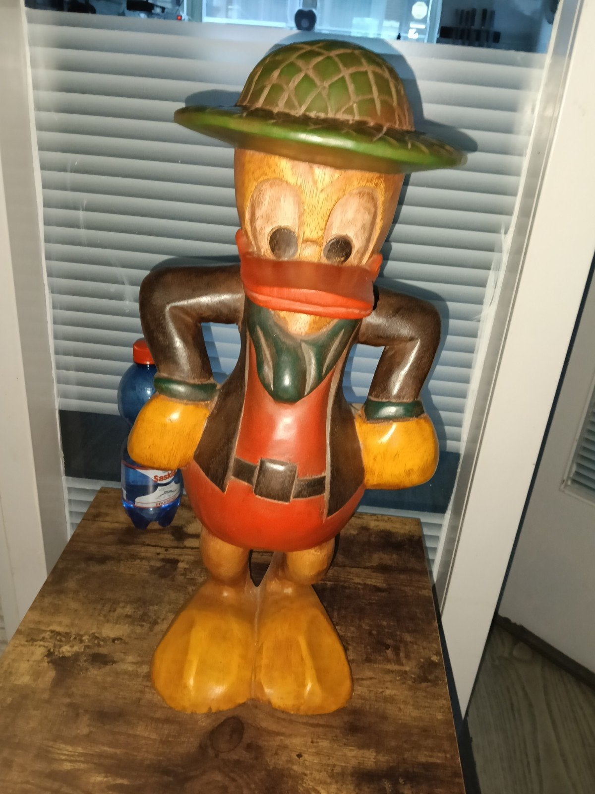 Houten beeld Donald Duck in safari-outfit, Ophalen
