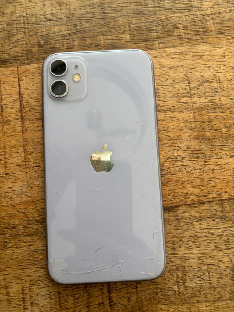 iPhone 11 Paars - Niet werkend (scherm en achterkant kapot), Telecommunicatie, Mobiele telefoons | Apple iPhone, Paars, 64 GB