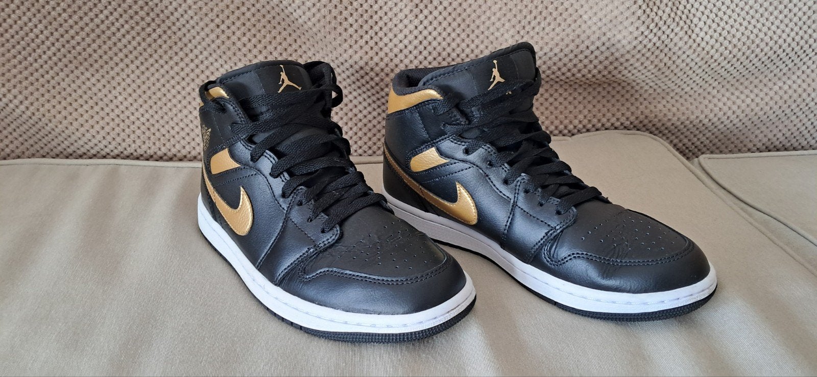 Air Jordan 1 mid zwart goud, Ophalen of Verzenden, Nieuw, Zwart, Sneakers of Gympen