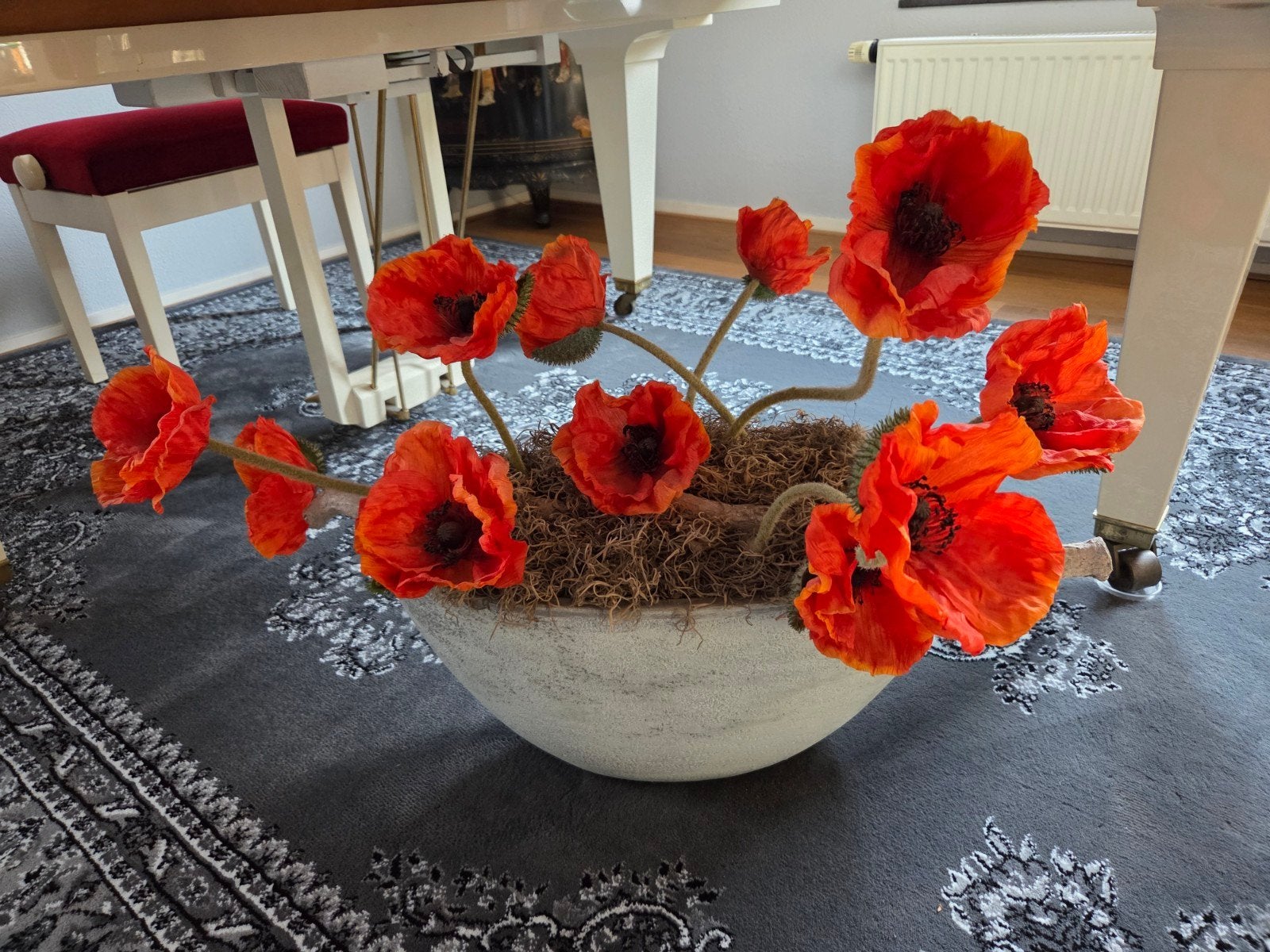 Groot Bloemstuk met Zijden Klaprozen in Betonnen Vaas, Ophalen, Zo goed als nieuw, Bloemstuk, Binnen