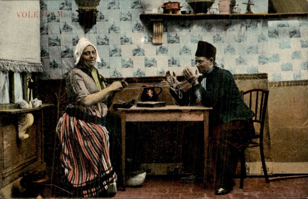Volendam - Interieur - Breiende vrouw en man, Verzamelen, Ophalen of Verzenden, Voor 1920, Ongelopen, Noord-Holland