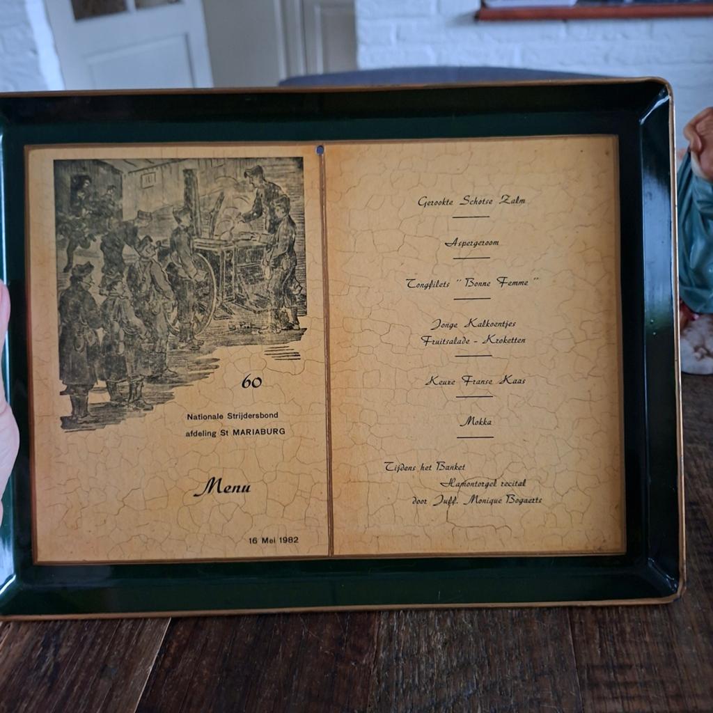Metalen  Muur  Plaat  met Menukaart erop 33x25 cm groot, Antiek en Kunst, Ophalen of Verzenden