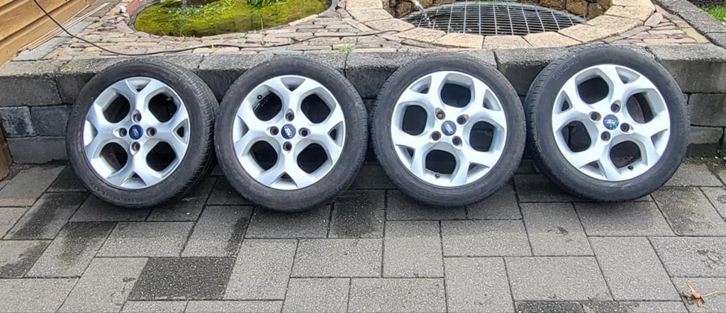 Aluminium sportvelgen met banden voor Ford Fiesta 195/50 R15, Auto-onderdelen, Banden en Velgen, Gebruikt, 15 inch, Banden en Velgen