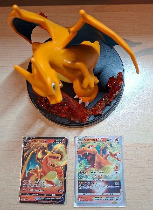 Charizard V 017/172 + V Star 018/172 NM/M + Charizard figuur, Ophalen, Zo goed als nieuw, Meerdere kaarten, Foil
