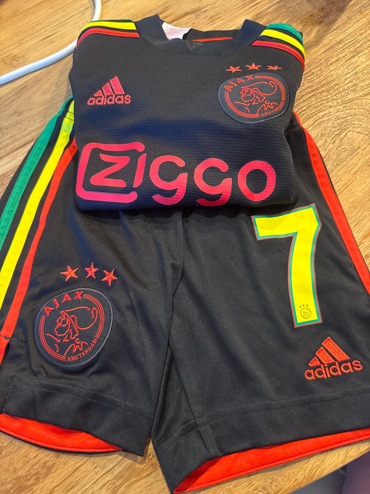 Ajax uit tenue 2022/2023 maat 128 (7-8 jaar) met Finn, Ophalen of Verzenden, Zo goed als nieuw, Jongen