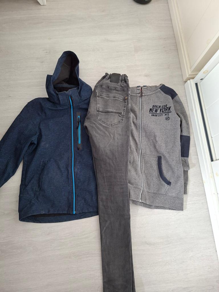 Jongens kleding pakket

 Maat 158, Ophalen, Maat 158