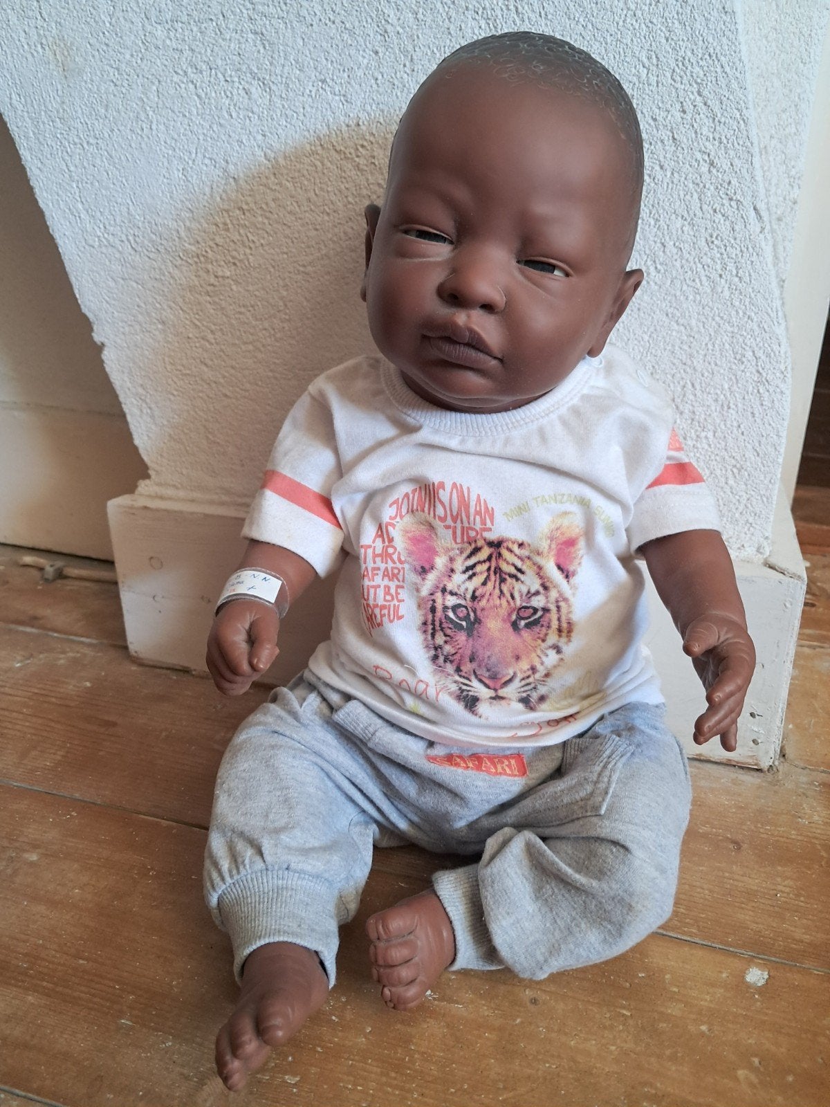 babypop meisje met safaripakje, Ophalen of Verzenden, Zo goed als nieuw, Maat 68, Meisje