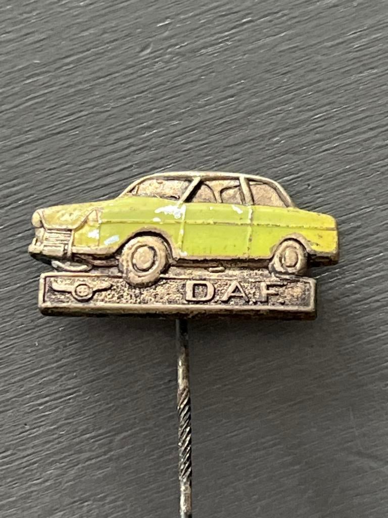 Vintage DAF auto speldje - Groen geëmailleerd, Gebruikt, Ophalen of Verzenden, Nvt, Nvt