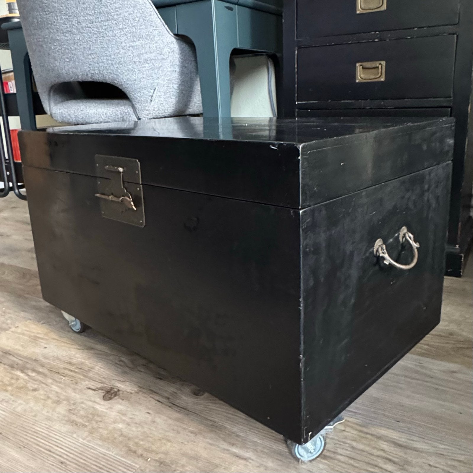 Zwarte dekenkist op wieltjes, Huis en Inrichting, Woonaccessoires | Kisten, Ophalen, Gebruikt, Minder dan 50 cm, 5 – 50
