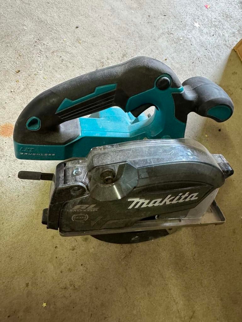 Makita DCS553Z 18v Metaal cirkelzaag, Doe-het-zelf en Verbouw, Gereedschap | Schuurmachines, Ophalen, Zo goed als nieuw, 1200 watt of meer