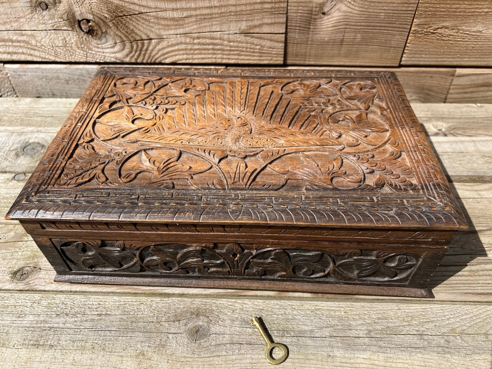 Antieke handgesneden houten doos met vogelmotief / pauw, Antiek en Kunst, Ophalen of Verzenden